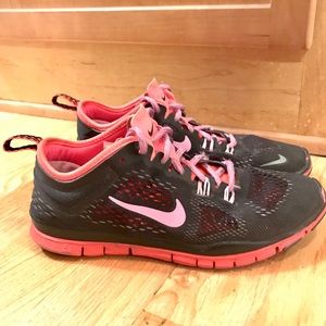 Nike pink & black women’s sneakers